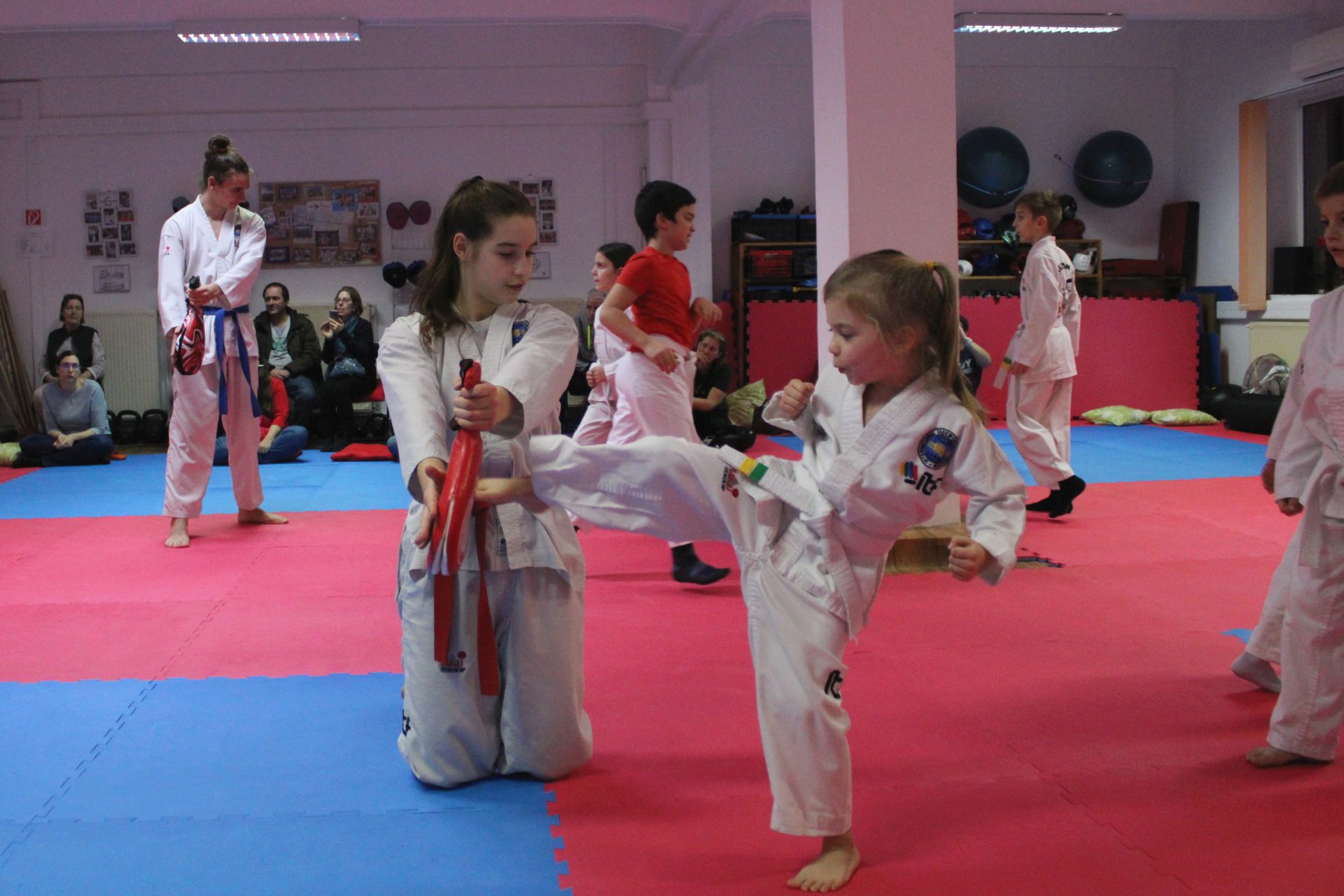 Tini segít a kisiskolásnak vizsgán